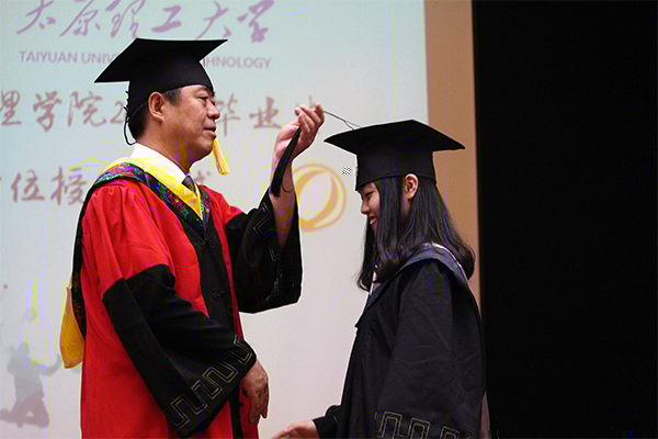 我院舉行2017年畢業典禮暨學位授予儀式 我院舉行2017年畢業典禮暨學位授予儀式